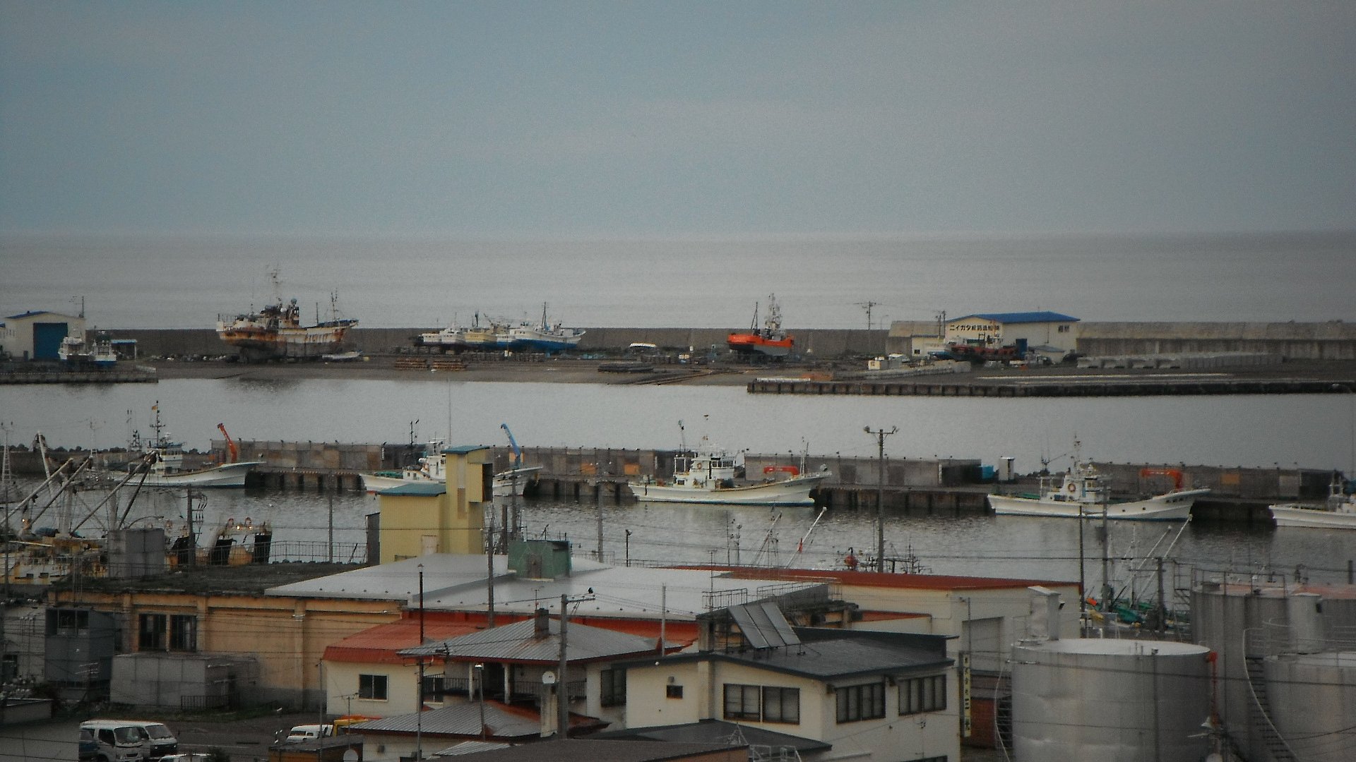 窓から撮った海辺