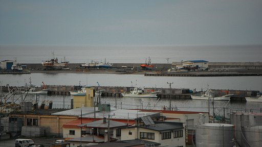 窓から撮った海辺