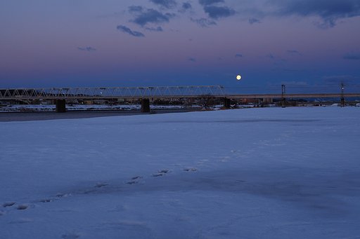 雪景色に月沈む