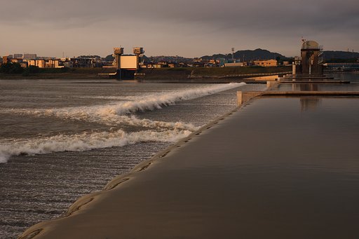 増水の堰