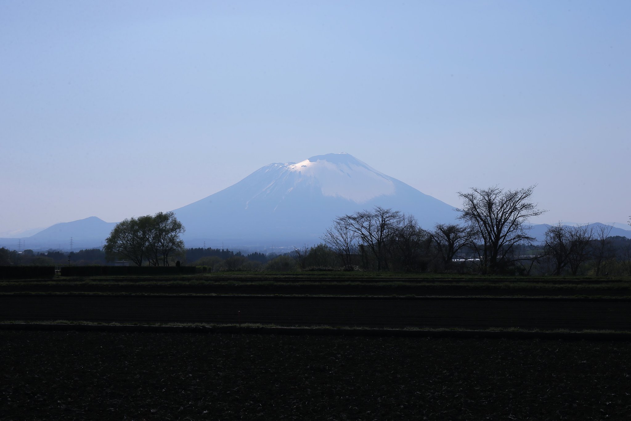 光る山