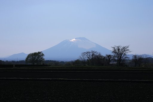 光る山