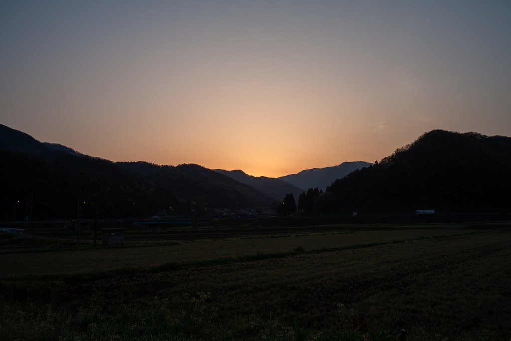 日の出前。