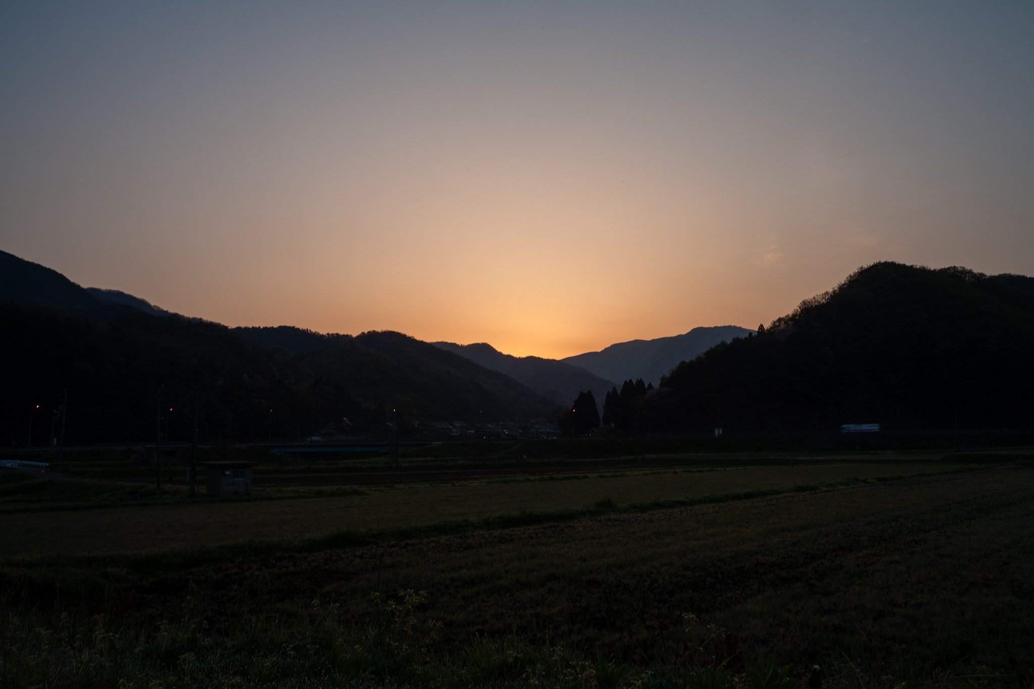 日の出前。