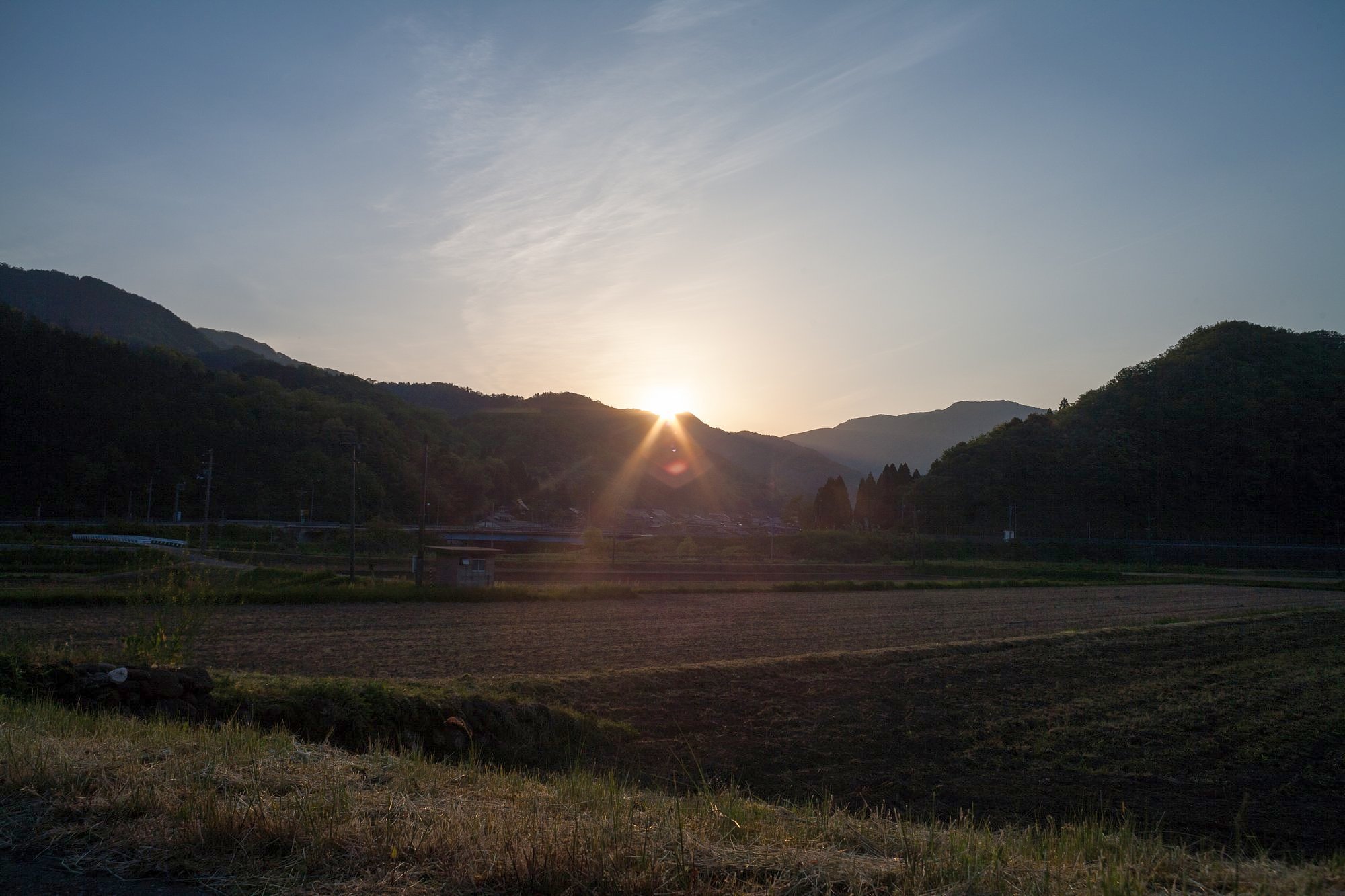 淡い雲のある朝日の出。