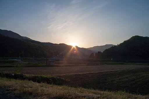 淡い雲のある朝日の出。