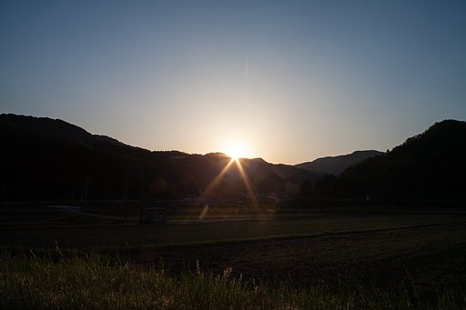 山の稜線からの朝日の出。
