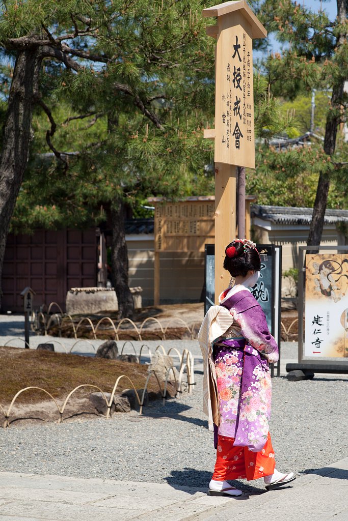 歩く姿も艶やかに