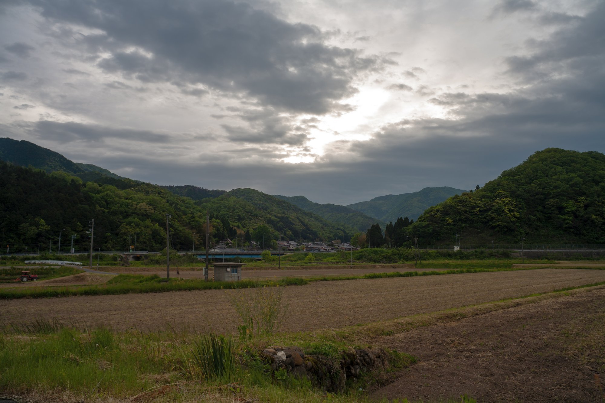 曇り強風や雨。