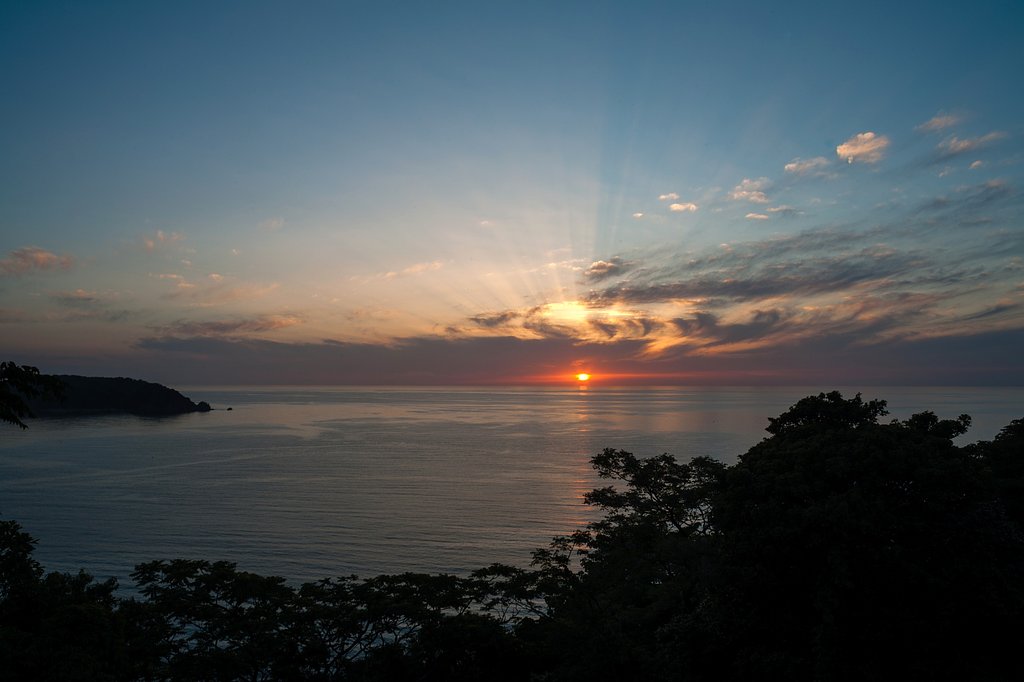 光芒を伴った夕日の入り。