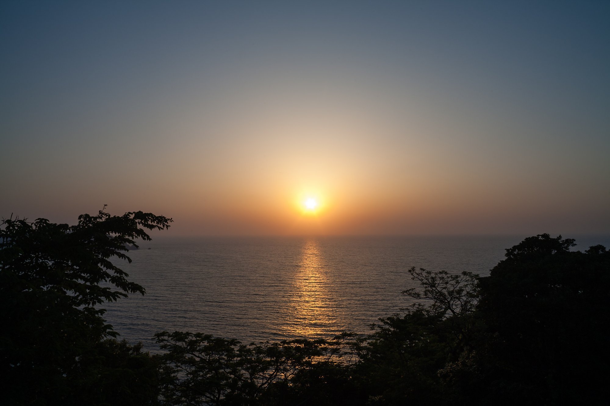 日本海への日の入り。