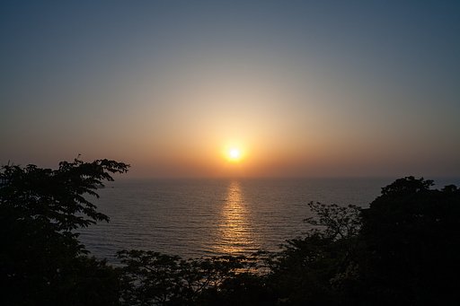 日本海への日の入り。