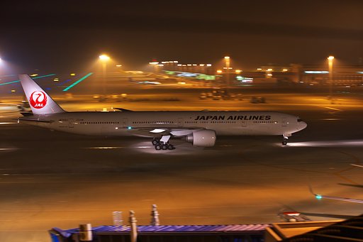 ボーイング777-300（JA743J) 駐機場へ向かう
