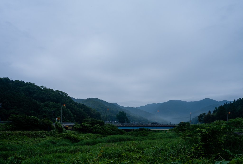 暗い曇り空の朝。