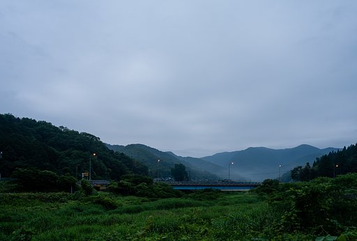暗い曇り空の朝。