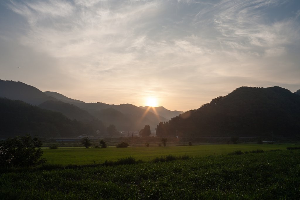 雲の多い朝日の出・・。
