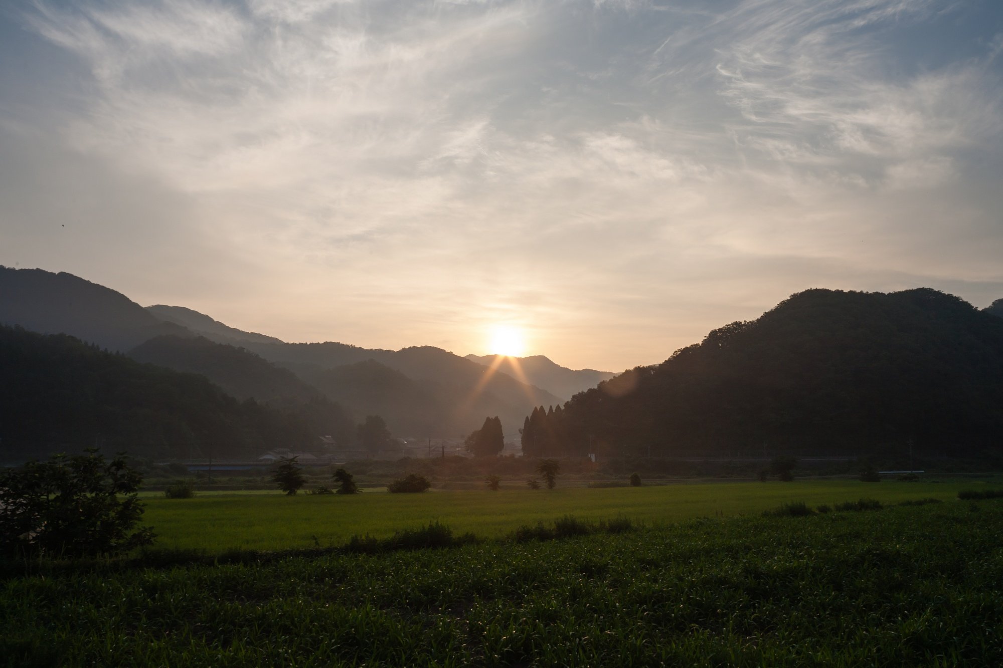 雲の多い朝日の出・・。