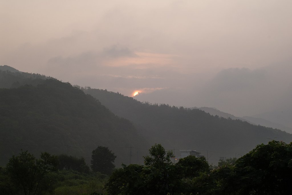 稜線と雲の間から朝日が・・