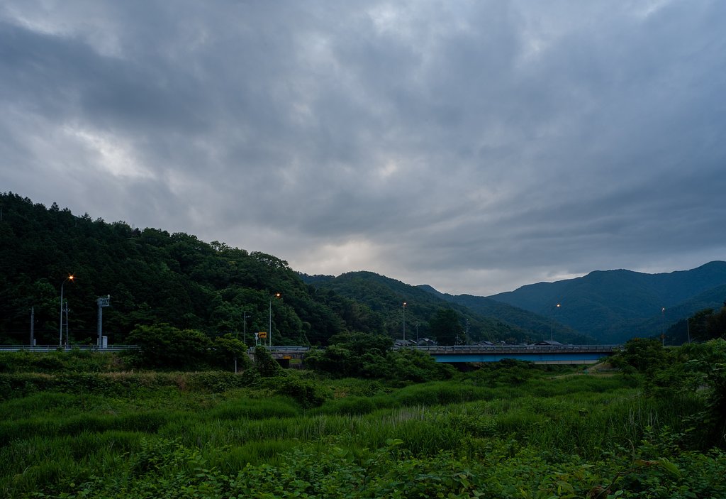 梅雨空の朝。
