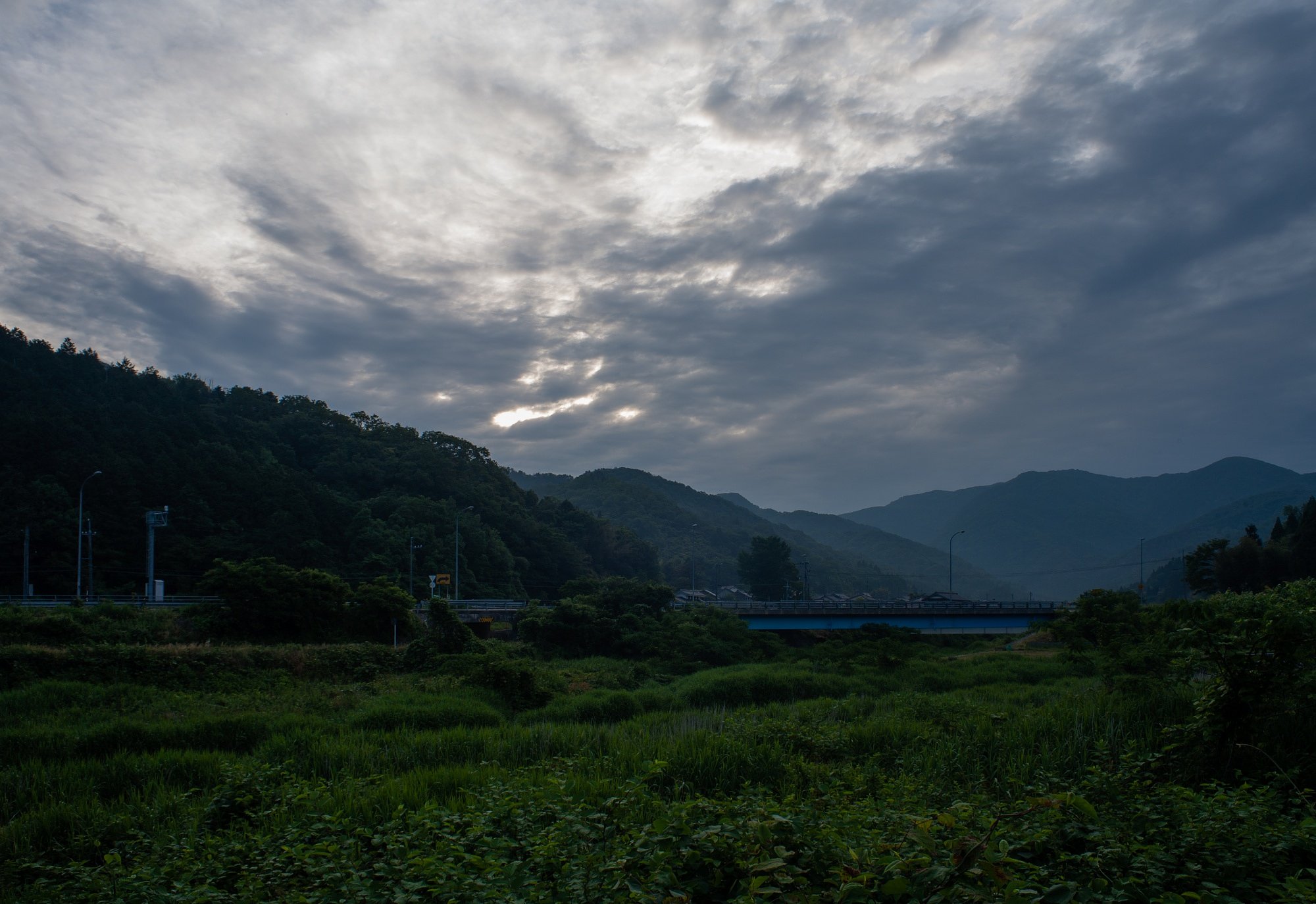 複雑な曇り空・・。