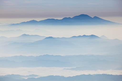 光る山