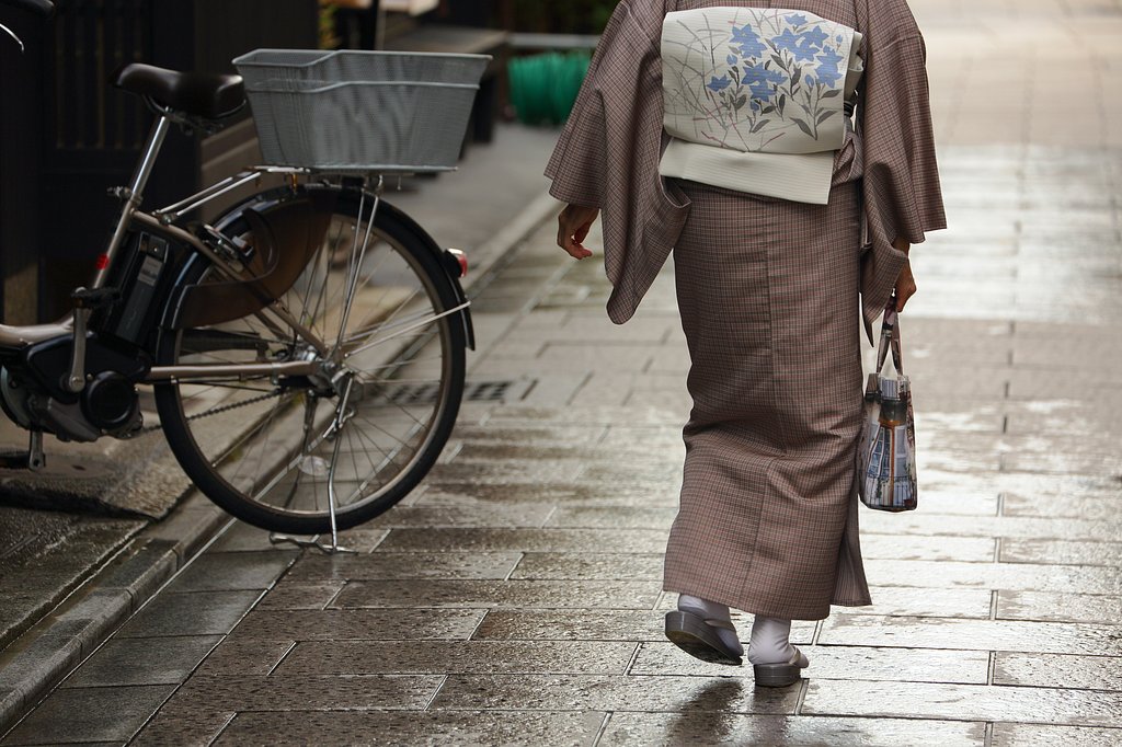 涼を行く