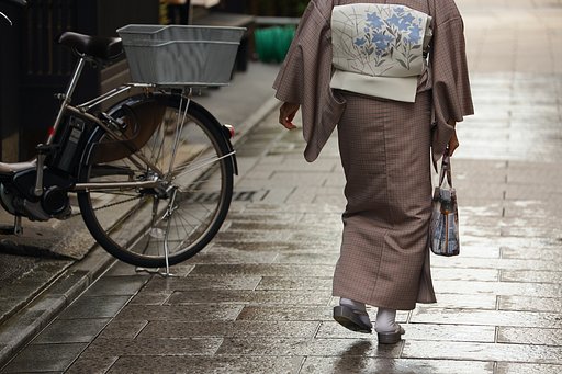 涼を行く
