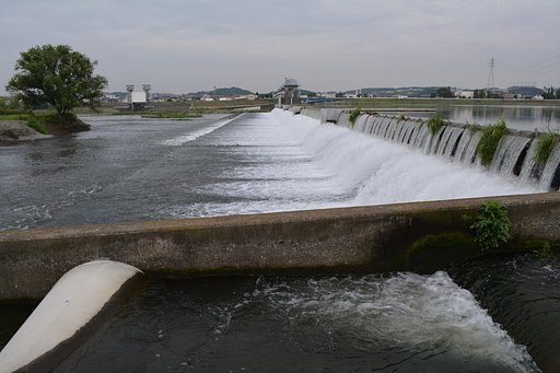 梅雨の堰