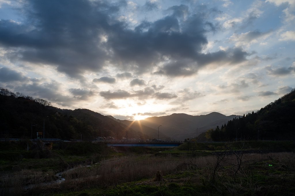 雲の切れ間の朝日の出。