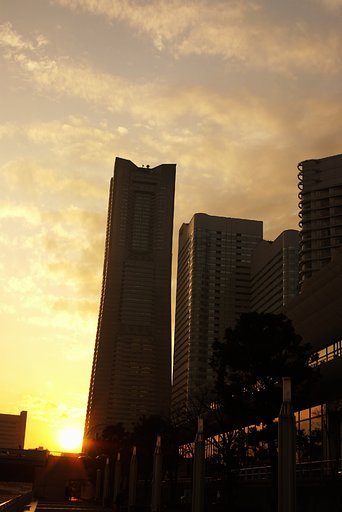 こちらはランドマークタワーの夕日です