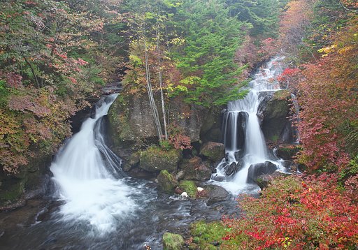 小雨降る竜頭の滝