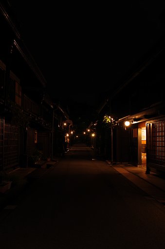 喧騒が去った町並み