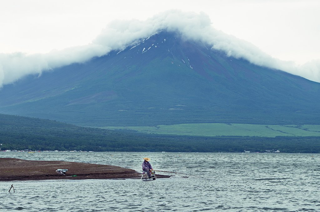 富士山と釣り人