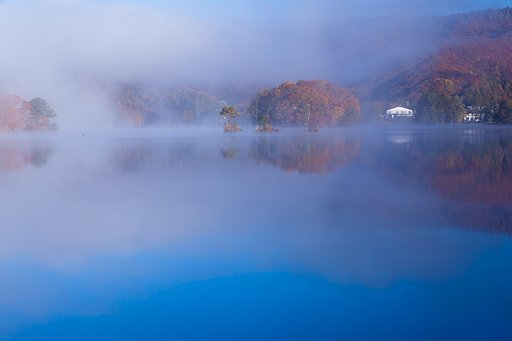 晩秋の曽原湖