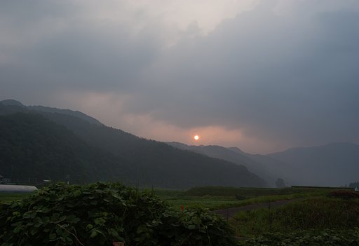 曇り空の朝日・・。