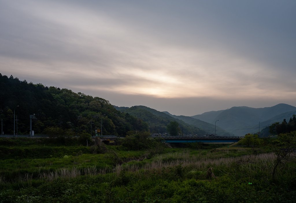 暗い曇り空。