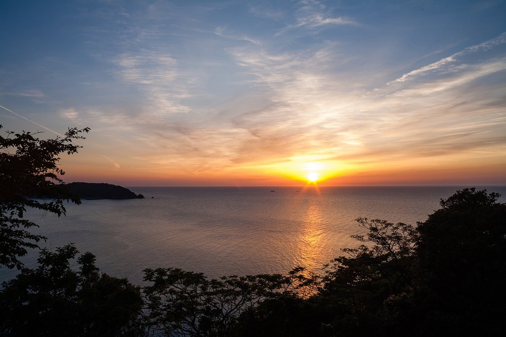 UFOの様な形の夕焼け・・。