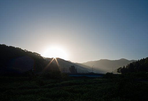 梅雨の止み間の快晴の朝。