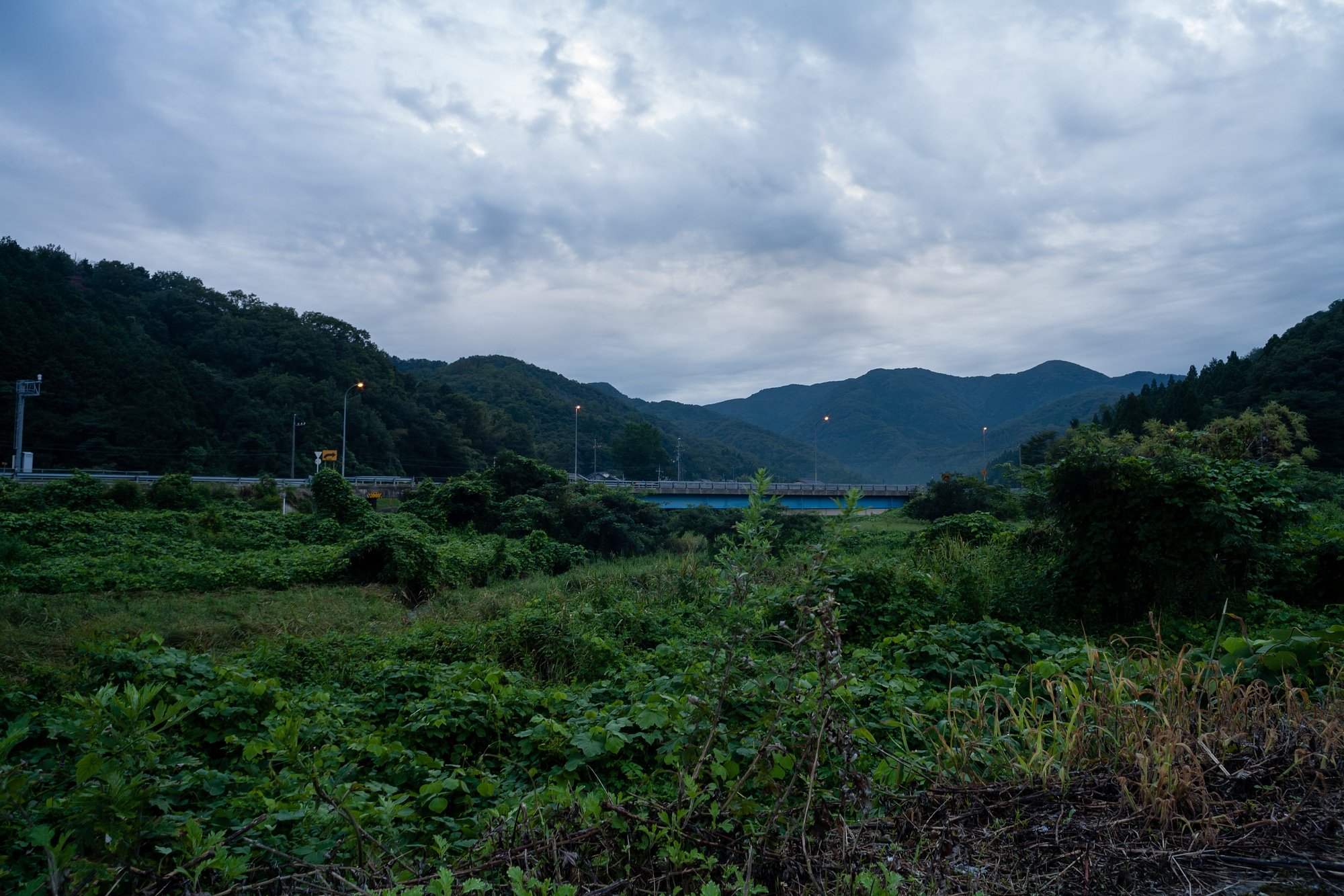 朝日の出の時間は曇り空・・。