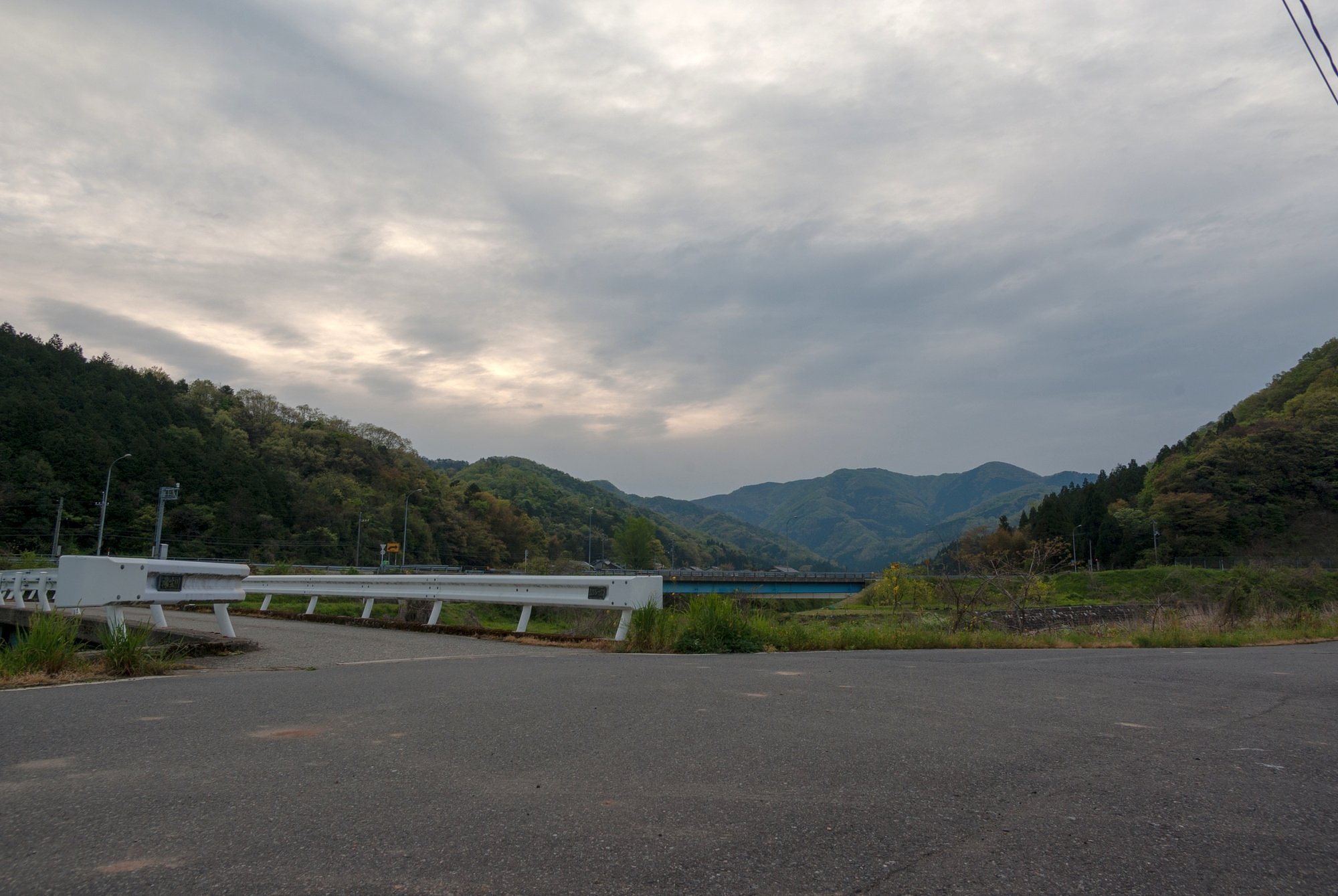 雲の多い朝から雨降りに・・。
