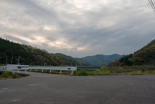 雲の多い朝から雨降りに・・。