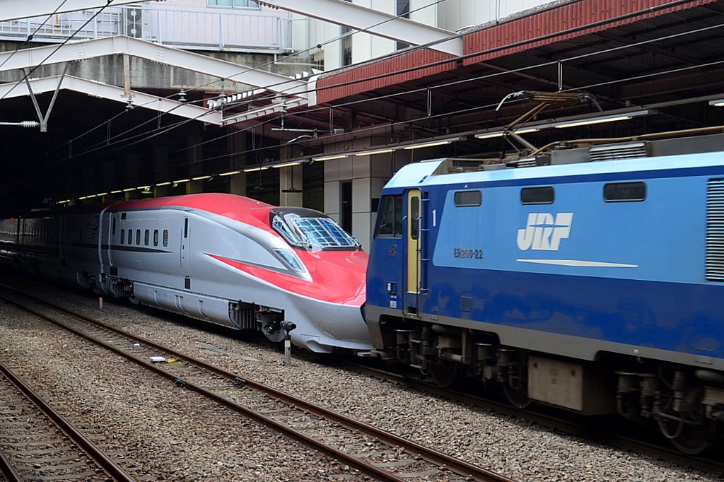 スーパーこまちと電気機関車