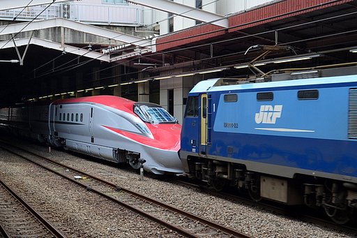 スーパーこまちと電気機関車