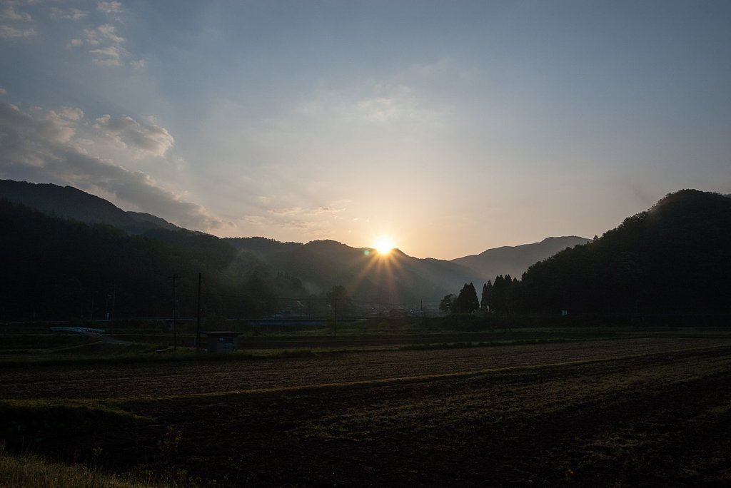 淡い雲の多い朝日の出。