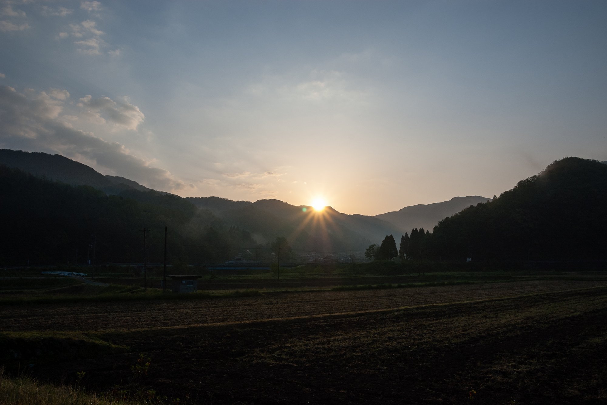 淡い雲の多い朝日の出。