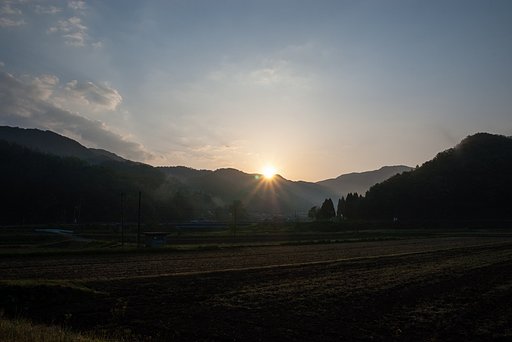 淡い雲の多い朝日の出。