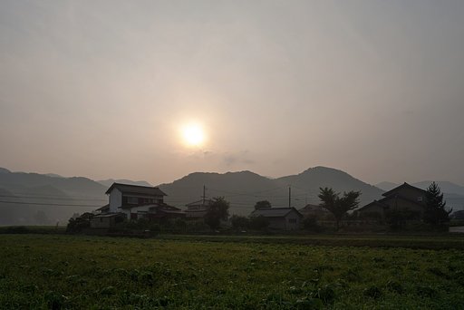 朧な朝日の出。
