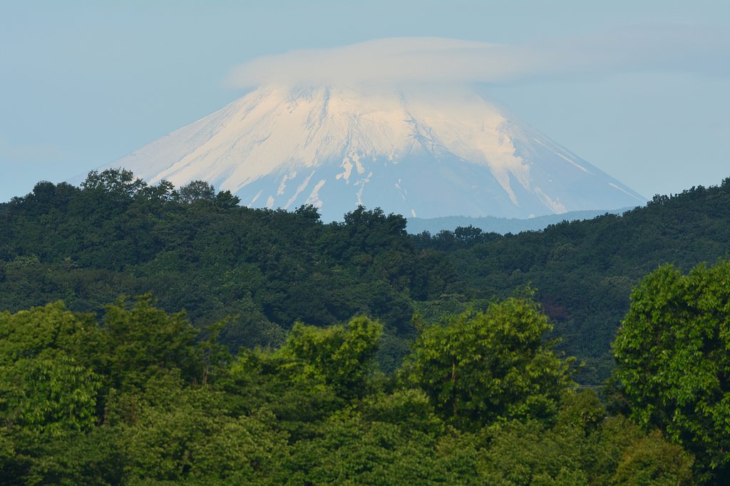 梅雨の晴れ間の朝富士