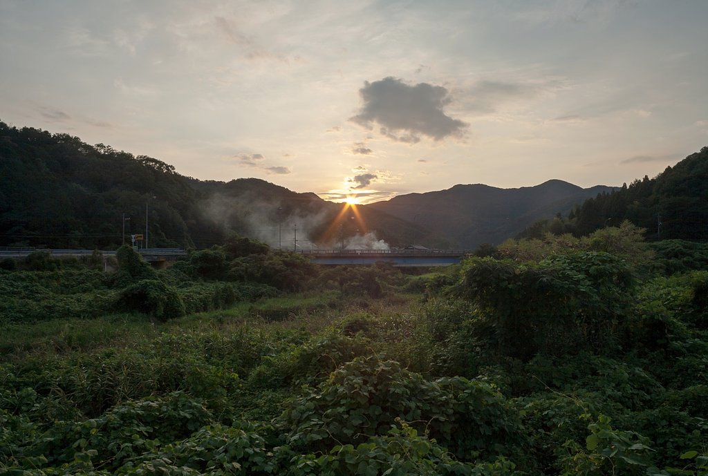 雲の多い朝日の出。