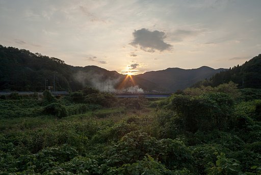 雲の多い朝日の出。